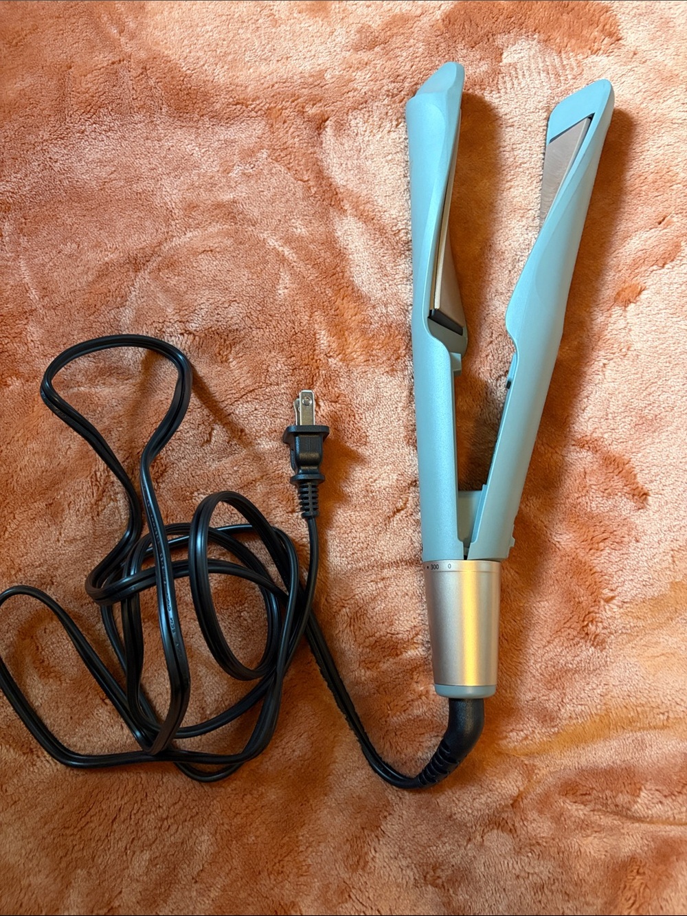 LIGHT GREEN REMINGTON HAIR CURLER.